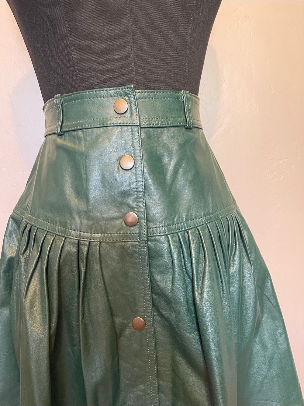Vintage Toffs Leather Midi Skirt Emerald Green Button-Front Pleated A-Line - Picture 2 of 5